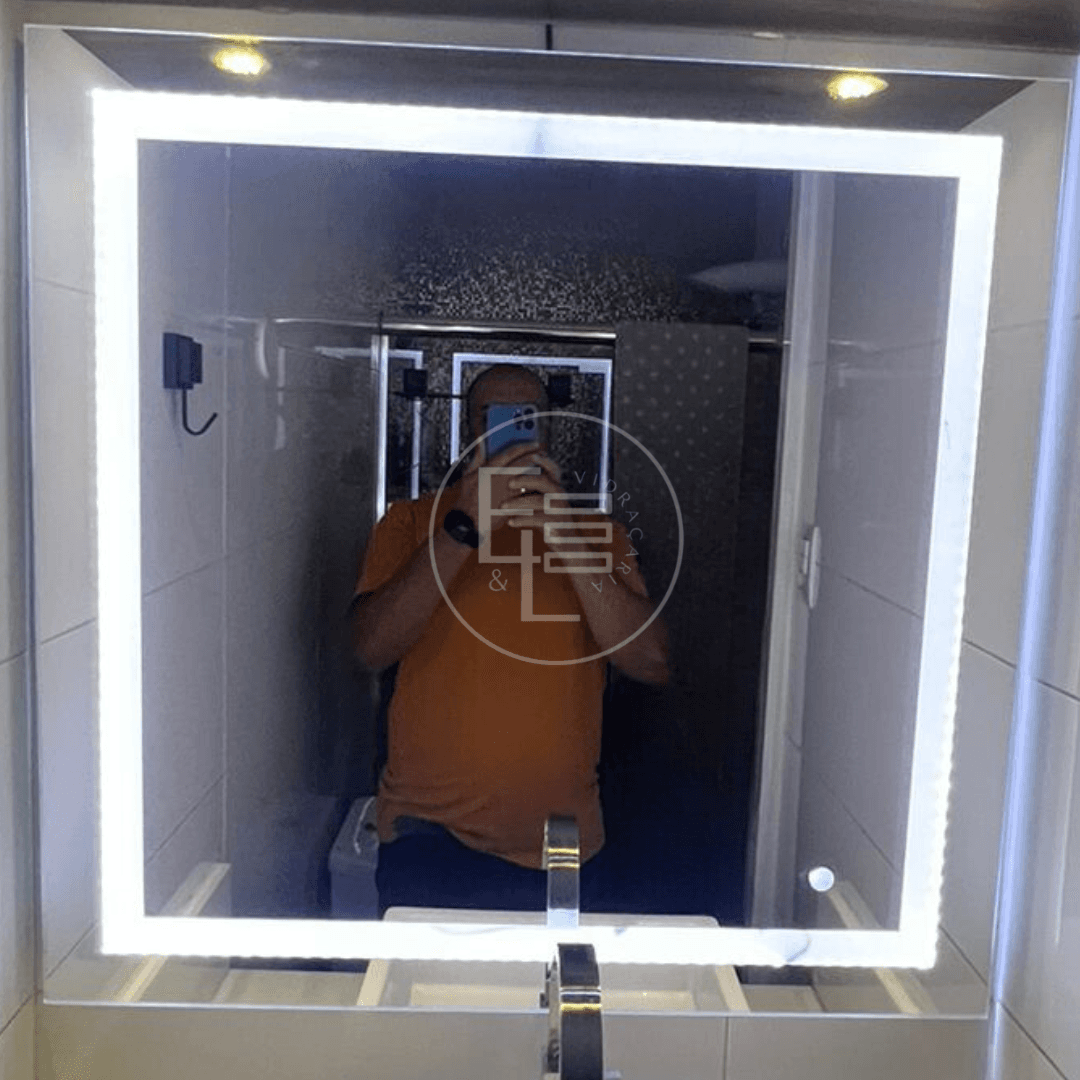 Espelho sob medida instalado em ambiente interno