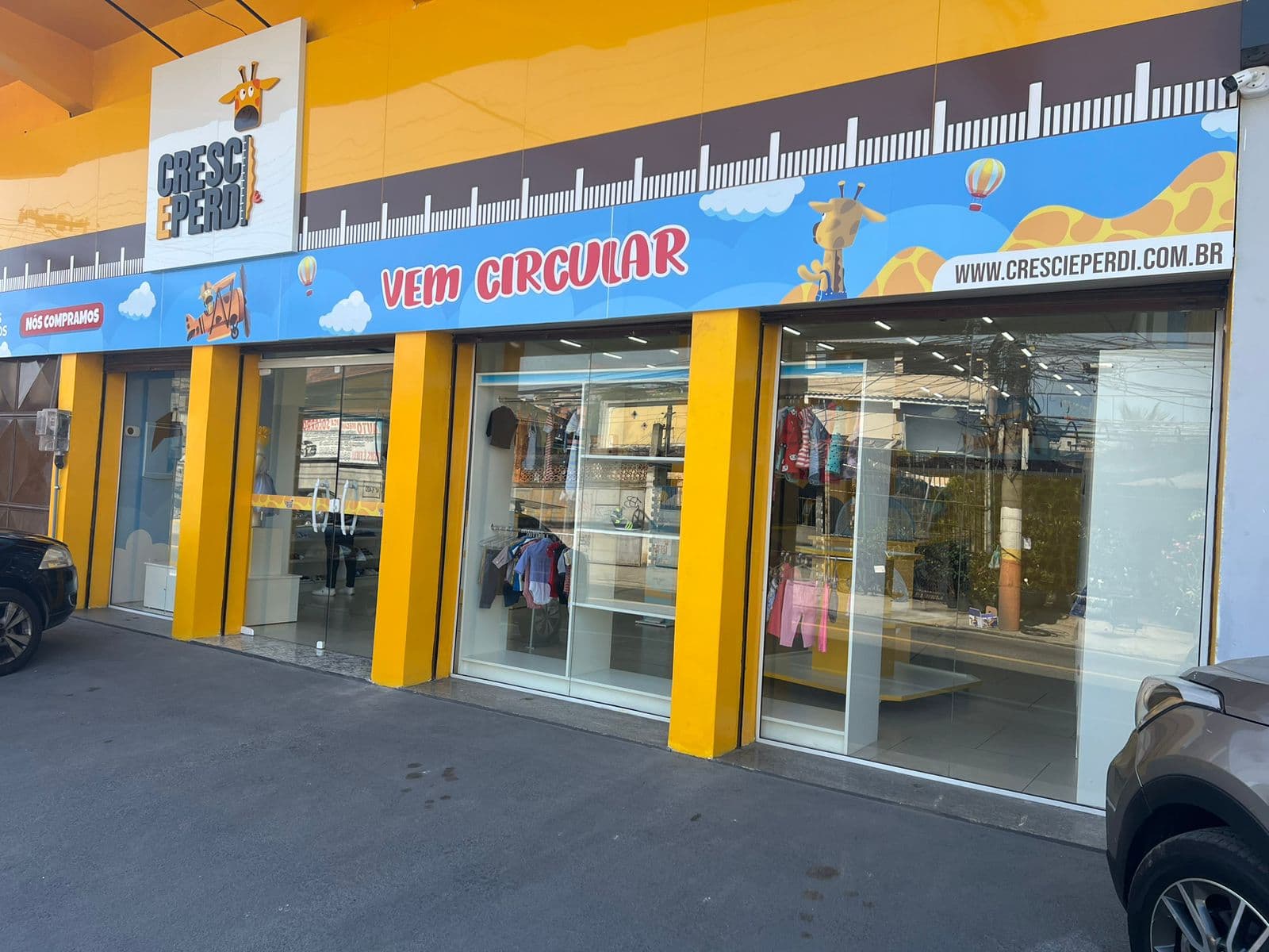 Fachada da loja Cresci e Perdi com estrutura em vidro instalada pela E & L Vidraçaria no estado do Rio de Janeiro.