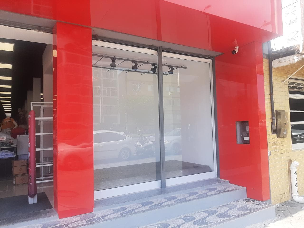 Fachada de loja comercial com porta de vidro instalada pela E & L Vidraçaria no estado do Rio de Janeiro.