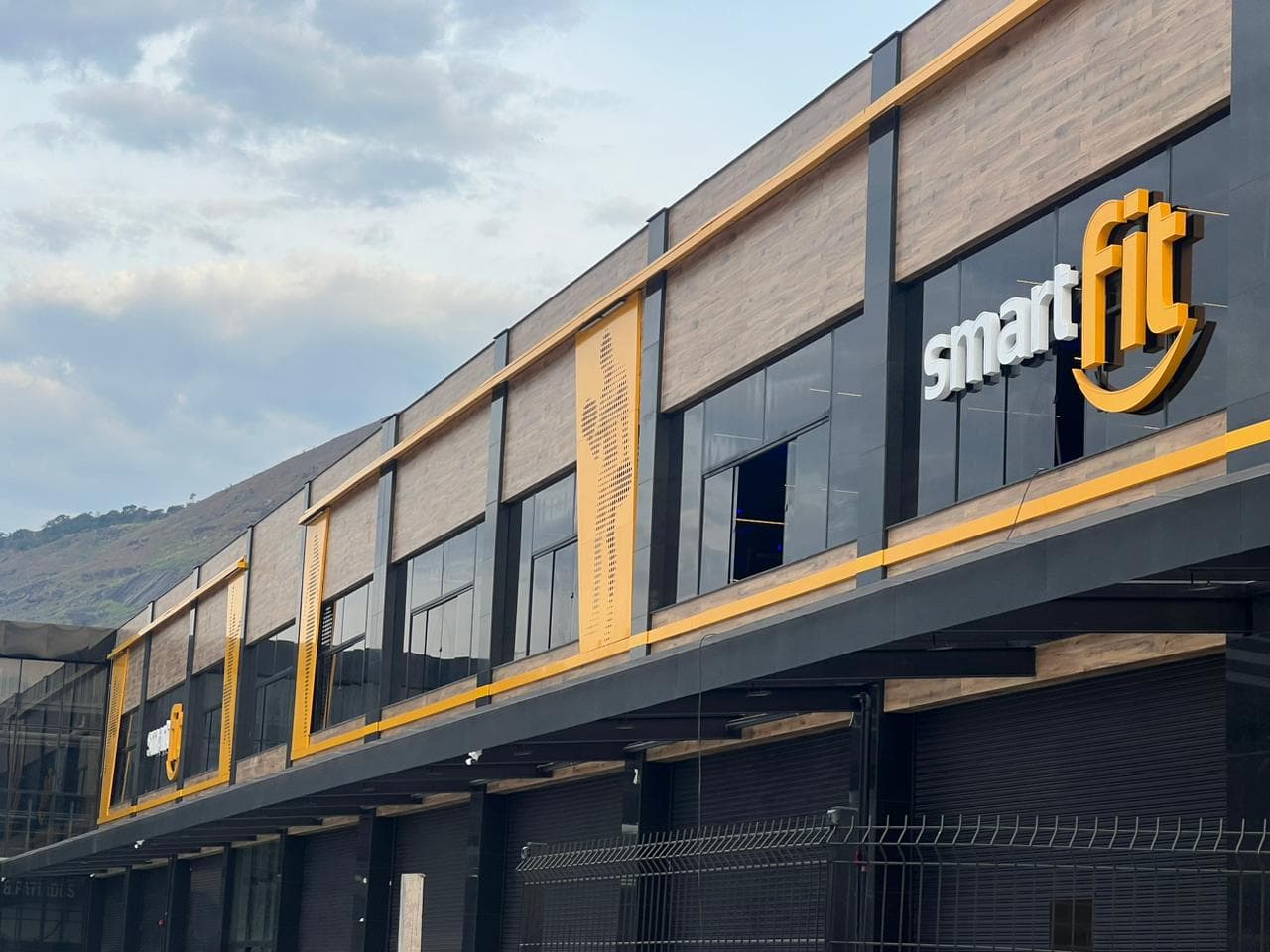 Unidade da Smart Fit com fachada em vidro executada pela E & L Vidraçaria no estado do Rio de Janeiro.
