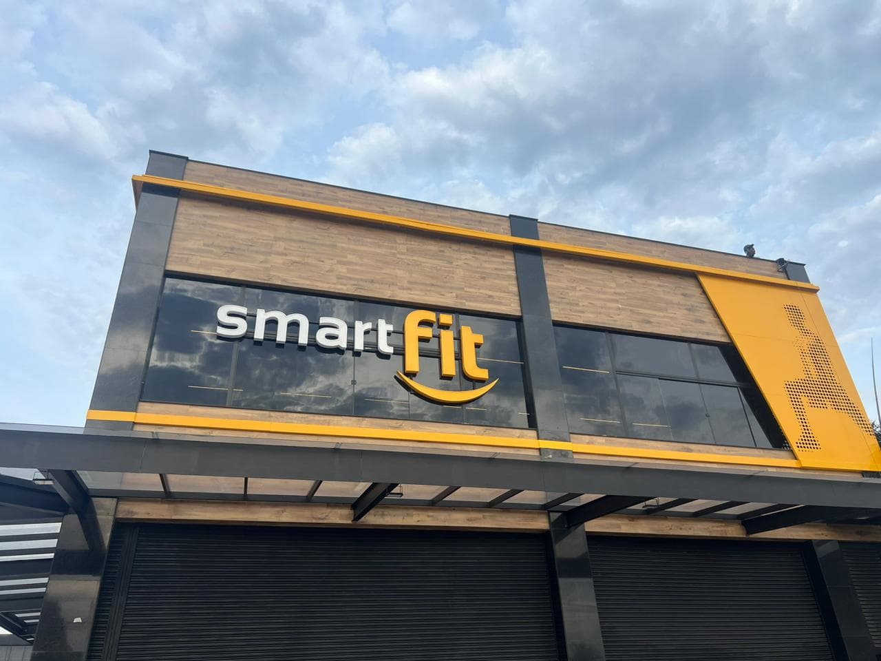 Fachada espelhada da Smart Fit em projeto executado pela E & L Vidraçaria no estado do Rio de Janeiro.