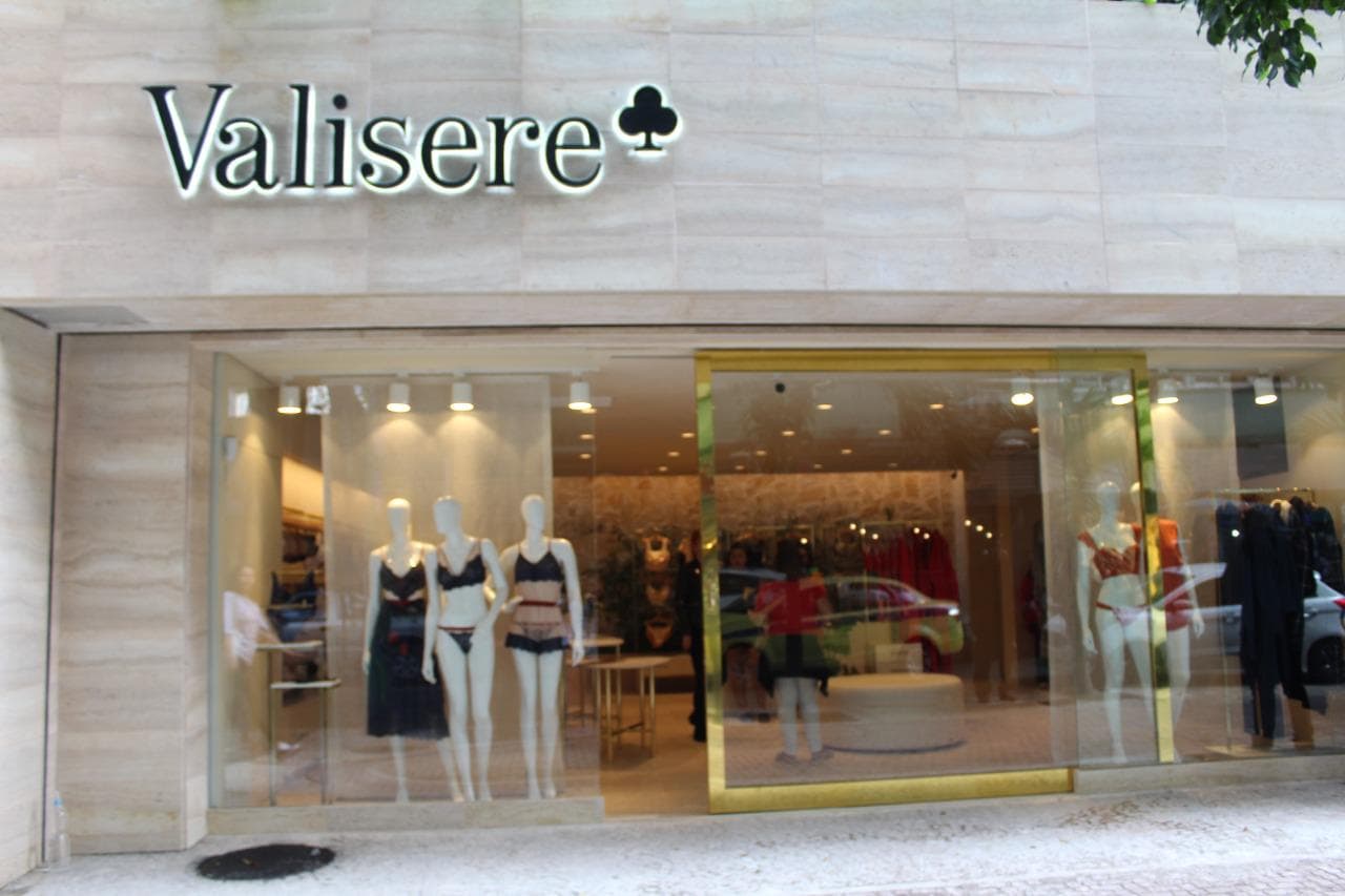 Fachada da loja Valisere com aplicação de vidro em projeto da E & L Vidraçaria no estado do Rio de Janeiro.